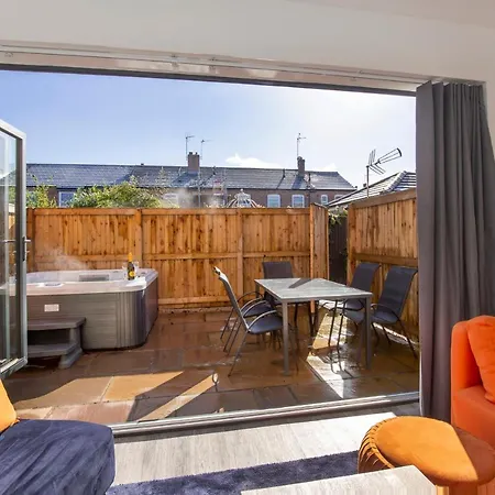 The Ebor With Hot Tubs *