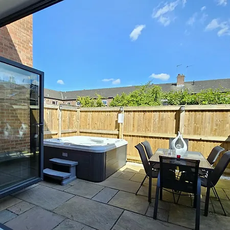 The Ebor With Hot Tubs York