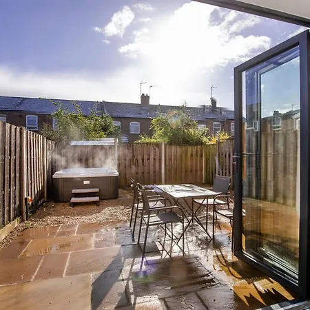 The Ebor With Hot Tubs Ferienhaus