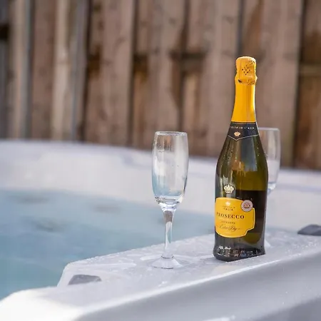 Ferienhaus The Ebor With Hot Tubs